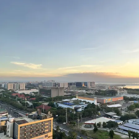 Luxury Bay Condo near MOA With Balcony Free Wi-Fi