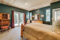 1 Mi to Lift! Olympic Valley Chalet w/ Hot Tub - Balcony