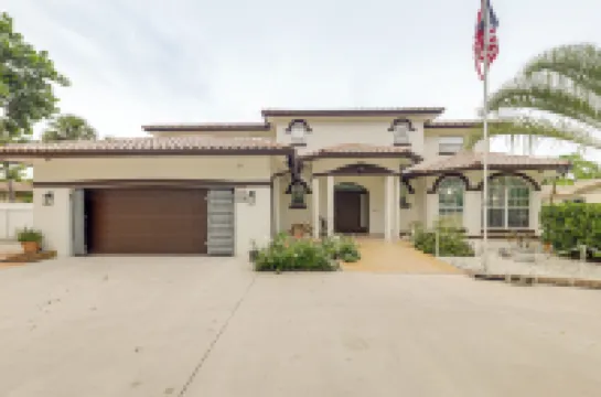 ว่ายน้ำ, บาร์บีคิว & เกม: บ้าน 4 ไมล์ถึงปอมปาโนบีช!