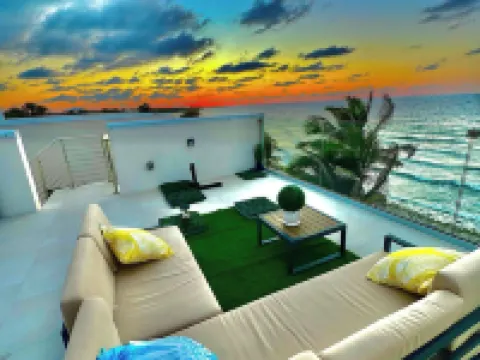 Oceanfront Rooftop Luxury 2b2b Residency Pool Beach in North Side, Grand Cayman Hotels in North Side