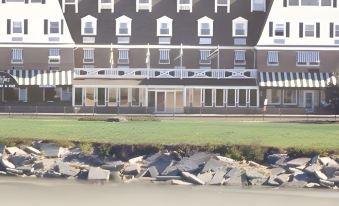 Newport Beach Hotel & Suites