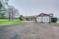 Deck & Pasture Views! Bealeton Farmhouse Escape - 3-Star