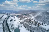 Golf & Adventure! Condo 2 Mi to Dtwn Ellicottville - Homestays