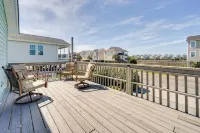 Charming Surf City Beach House - Walk to Ocean! - balcony