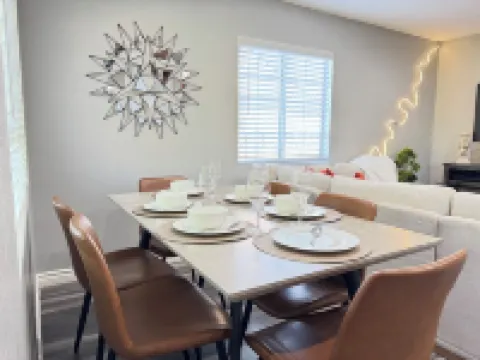 Charming 3-bedroom house with AC and WiFi in marvelous Colton Hoteles en Colton