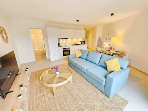 Warm&Bright 1BR w terrace&parking Hotels in 