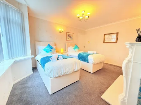 Homey 4 bedroom house for families or large groups