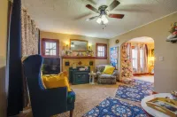 Walk to Dtwn Marie Antoinette-Themed Lebanon Home - Parkplatz