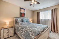 Idyllic Montgomery Condo w/ Pool & Lake View! - Balkon
