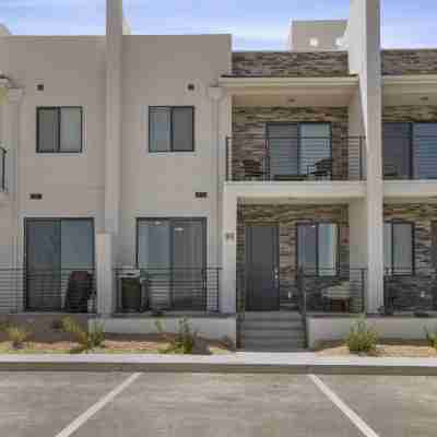 Putter's Paradise at Desert Color #99 by RedAwning Hotel Exterior