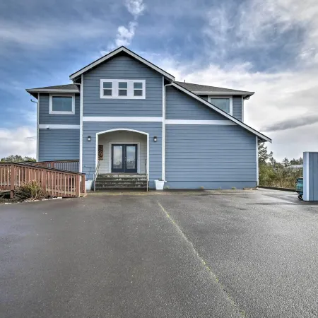 Waterfront Vacation Rental in Ocean Shores