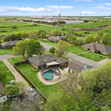 Gorgeous 4BR Home With Huge Yard, Pool