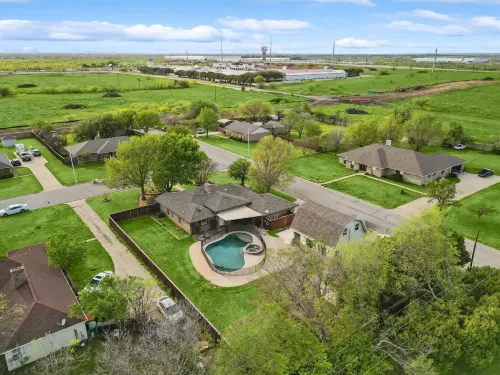 Gorgeous 4BR Home With Huge Yard, Pool
