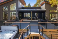 Secluded, modern, spectacular views, hot tub on 18 acres. Firepit,games & more!
