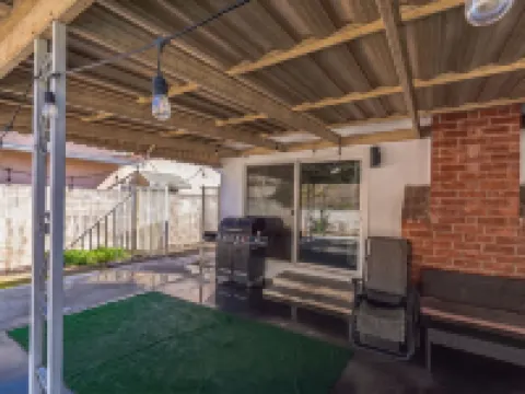 ที่พักส่วนตัวให้เช่าสไตล์โมเดิร์นที่ให้ความผ่อนคลายพร้อมสระว่ายน้ำส่วนตัว 4 ห้องนอน โดย RedAwning โรงแรมในอาซูซ่า