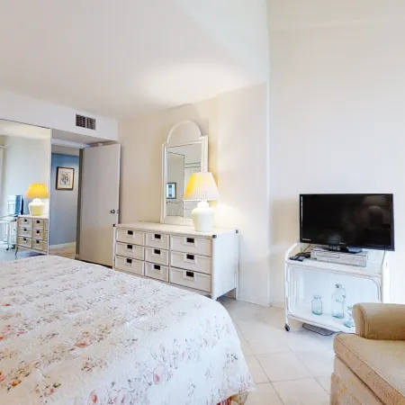 Oceanfront Condo with Spacious Balcony, Great Views, AC & Outdoor Pool