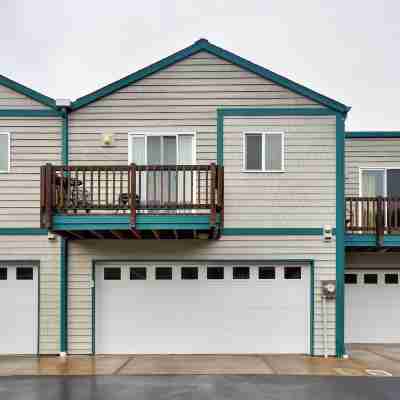 Waterfront Oregon Abode w/ Balcony & Ocean Views! Hotel Exterior