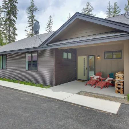 Elegant Priest Lake Townhome ~ 1 Mi from Lake