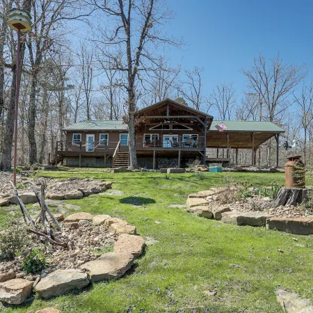'Bullfrog Bluff' Mountain View Cabin w/ Deck!