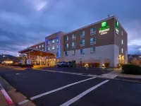 Holiday Inn Express & Suites MEDFORD by IHG Hotels in Medford