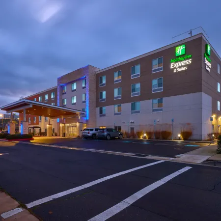 Holiday Inn Express & Suites MEDFORD by IHG