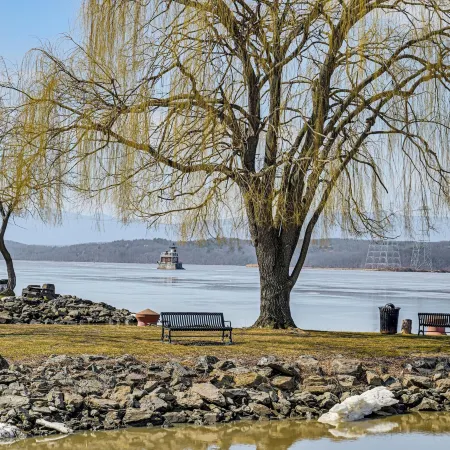 Walkable Stay Near Hudson River, Dining & Shopping