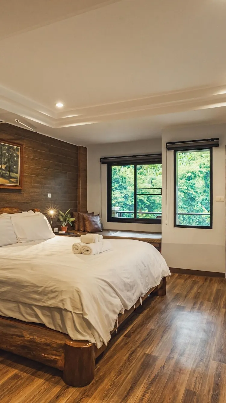 ห้องดีลักซ์เตียงใหญ่พร้อมระเบียง - ชั้นล่าง