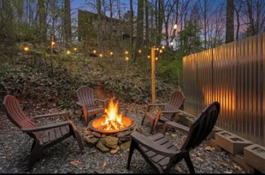 The Not SO “Tiny” Couple’s Cabin. 5 Minutes to Downtown with Hot Tub & Fire Pit