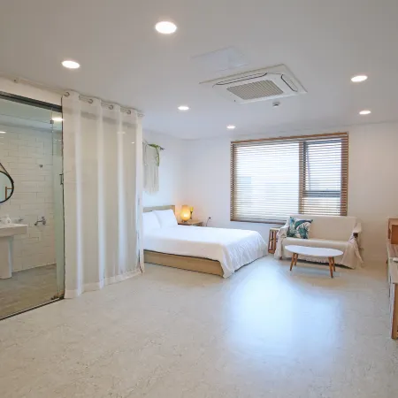 Jeju Island Pension Dear Noi Отели рядом с достопримечательностью «Пляж Джимйонг»
