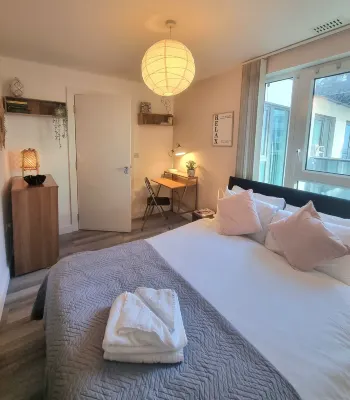 Modern 2Bed 2Bath with Balcony Next to Dlr Station
