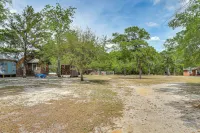 Charming Retreat on 20 Acres w/ Private Lake! - parcheggio