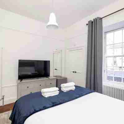 Stylish West End 1-Bed - Prime Location Rooms