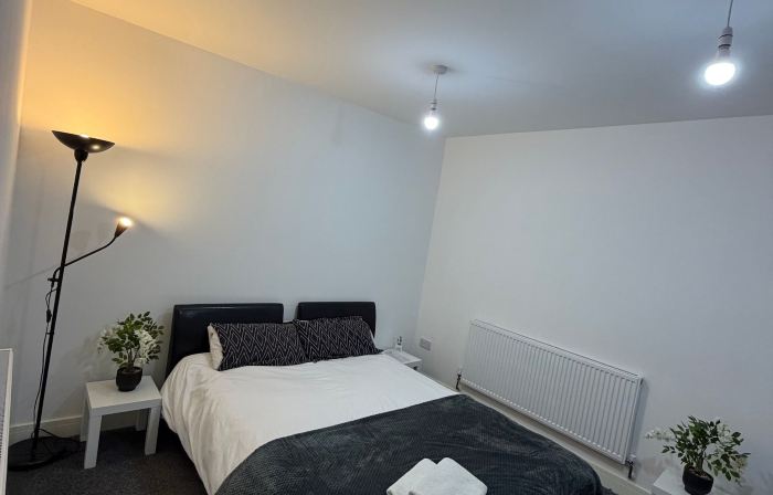 1 Bedroom Flat Apartment with Hot Tub on the Balcony & City View, Sleeps 4Ppl