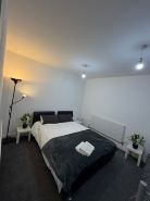 1 Bedroom Flat Apartment with Hot Tub on the Balcony & City View, Sleeps 4Ppl