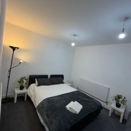 1 Bedroom Flat Apartment with Hot Tub on the Balcony & City View, Sleeps 4Ppl