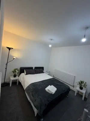 1 Bedroom Flat Apartment with Hot Tub on the Balcony & City View, Sleeps 4Ppl - balkon