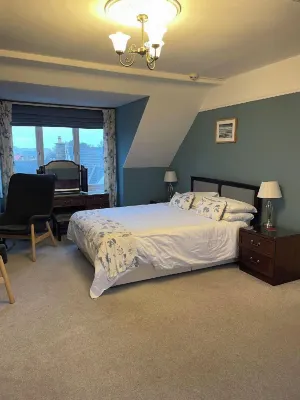 Hillcrest House Bed & Breakfast - parking