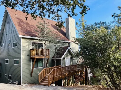 Modern 6 bedroom retreat, stunning lake views, close to village!