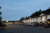 Super 8 by Wyndham Custer/Crazy Horse Area - parking