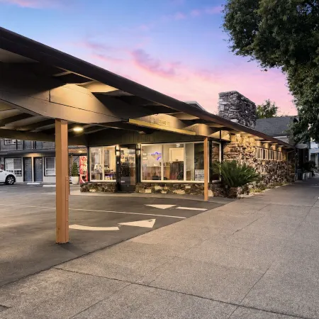 Thunderbird Lodge