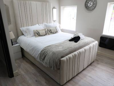 White Bungalow with 75" Tv, Air Con, Contractors