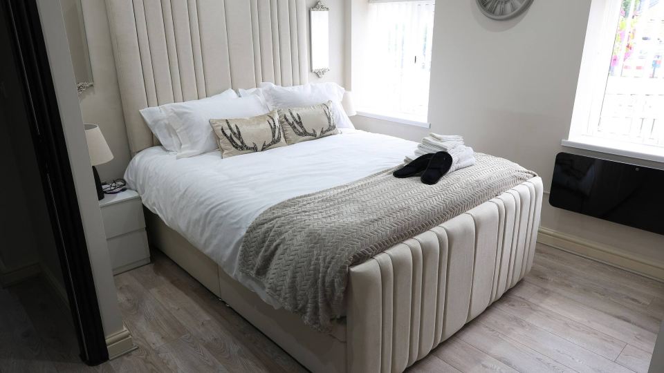White Bungalow with 75" Tv, Air Con, Contractors
