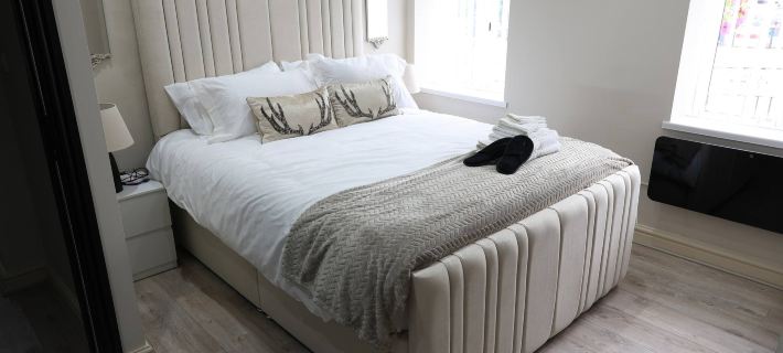 White Bungalow with 75" Tv, Air Con, Contractors Hotels in Bradford
