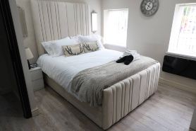 White Bungalow with 75" Tv, Air Con, Contractors