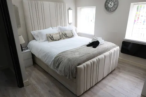 White Bungalow with 75" Tv, Air Con, Contractors - Homestays