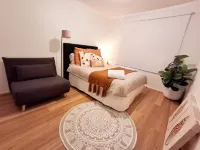 Holiday House in Laverton Modern Comfort ,Walk to Train Station,Car Hire Option - Holiday bungalows