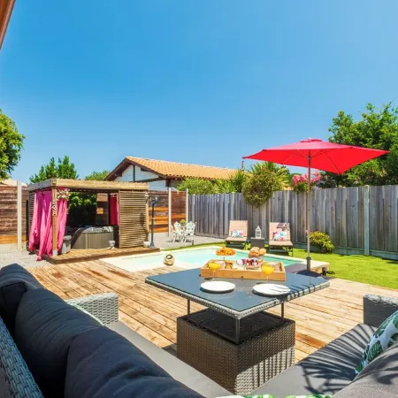 Villa Romance: Relaxation, Heated Pool, Private Spa, Bikes, and Wi-Fi
