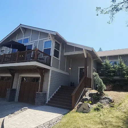 Holiday Time in Beautiful Bend! Awesome House, Chef's Kitchen, Serene Backyard