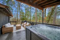 Sleeps 18 - Hot Tub - Playground - Games - Firepit - balcony