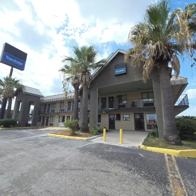 Everstay Suites Lackland Hotels near Acme Park